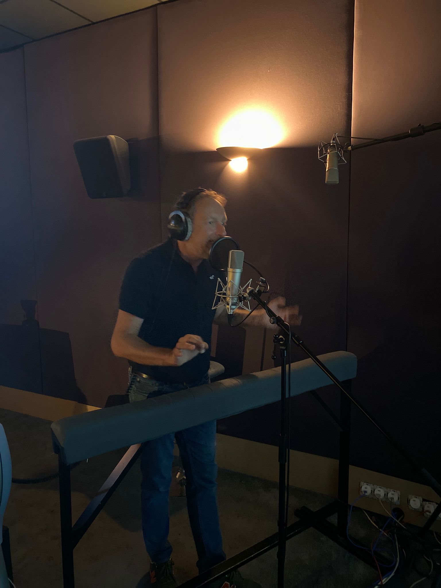 Damien Laquet, parcours d’un comédien caméléon, entre planches, studios et cartoons.